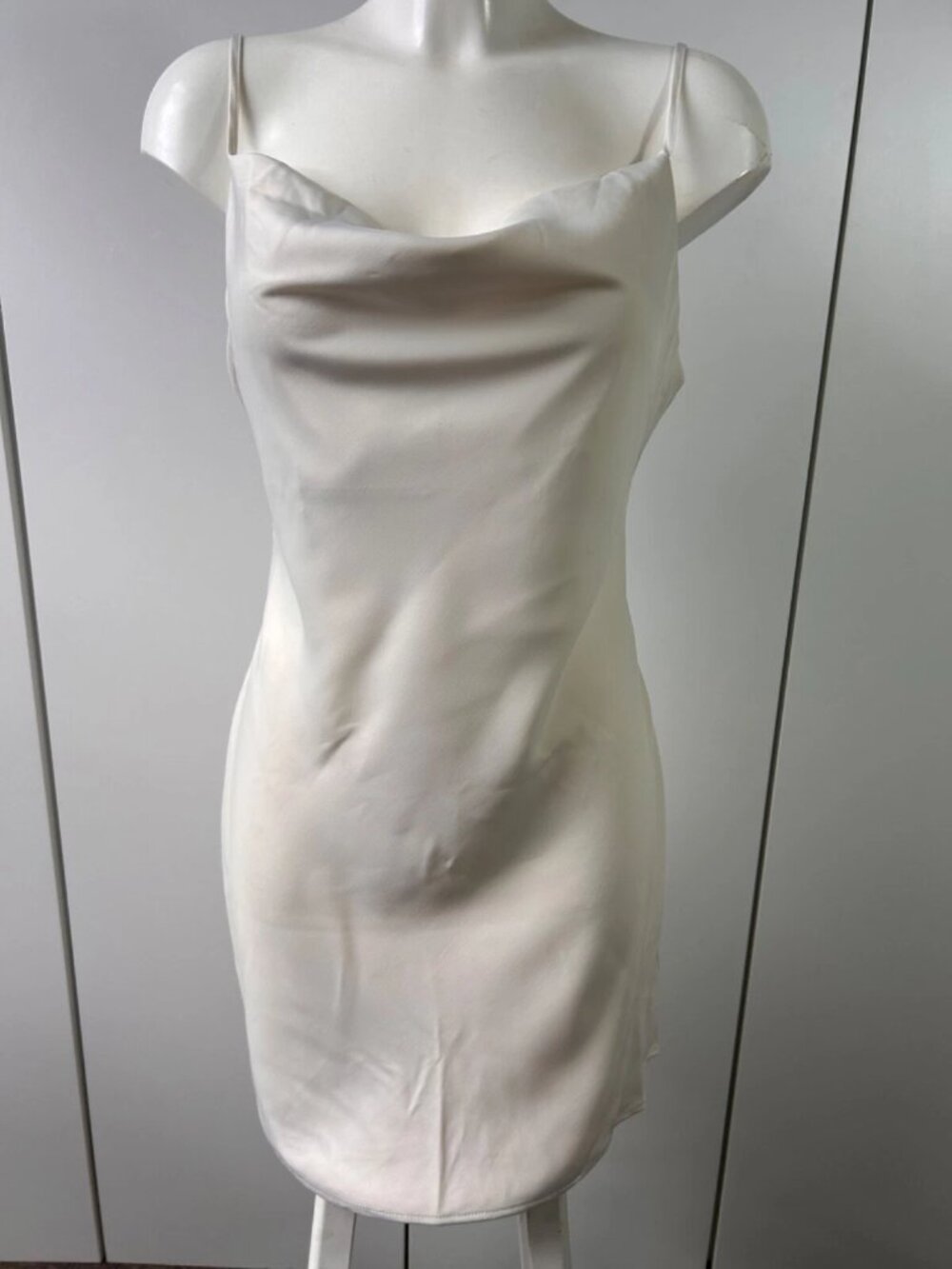 The white mid-length dress of the Midland Outfitters brand